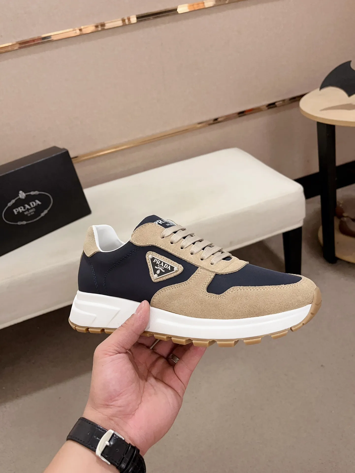 Men's shoes💰 540💰 ✔️✔️✔️Higher version High-quality new PRADA (Prada) counters are launched simultaneously. The new men's shoes and 😘fabric are made of selected first-layer cowhide ➕ breathable fabric technology. Lining: Full cowhide lining. 👍🏿 High-end ☄️ air-cushion molded anti-slip rubber outsole, exquisite lines, simple and elegant, comfortable and high-end for leisure travel. Code number: 38 to 44 (45 can be customized)